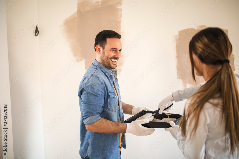 Obraz premium Young couple using painting tools.