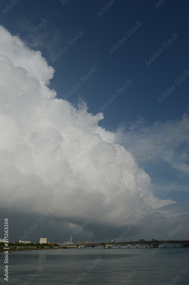 沖縄の都市に発生した積乱雲