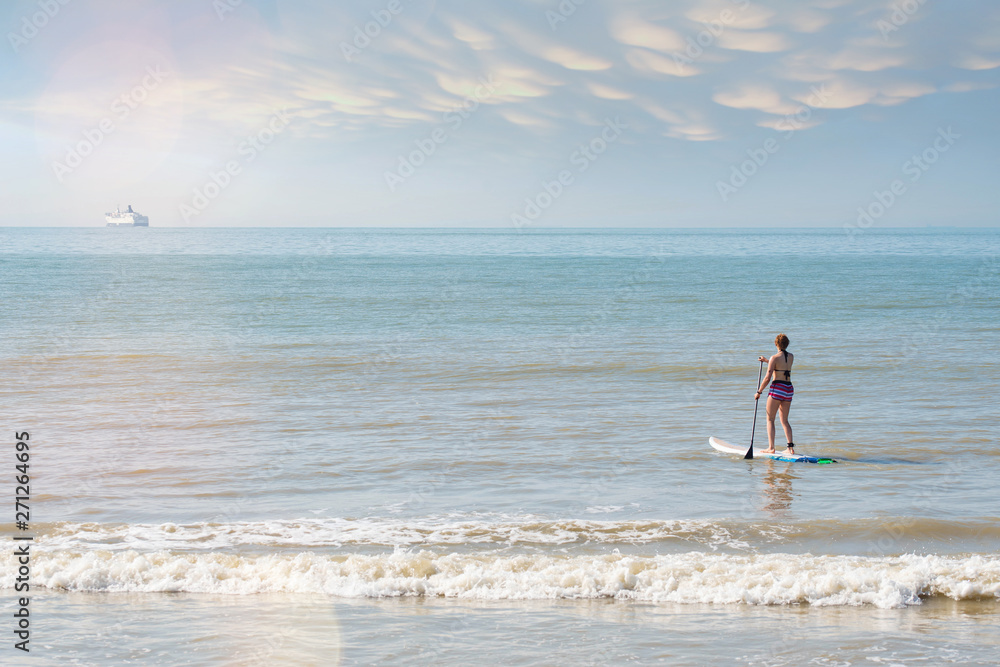 belle jeune fille se promenant sur l'eau belle jeune fille se promenant sur l'eau