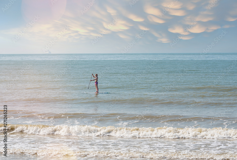 Fototapeta premium belle jeune fille se promenant sur l'eau