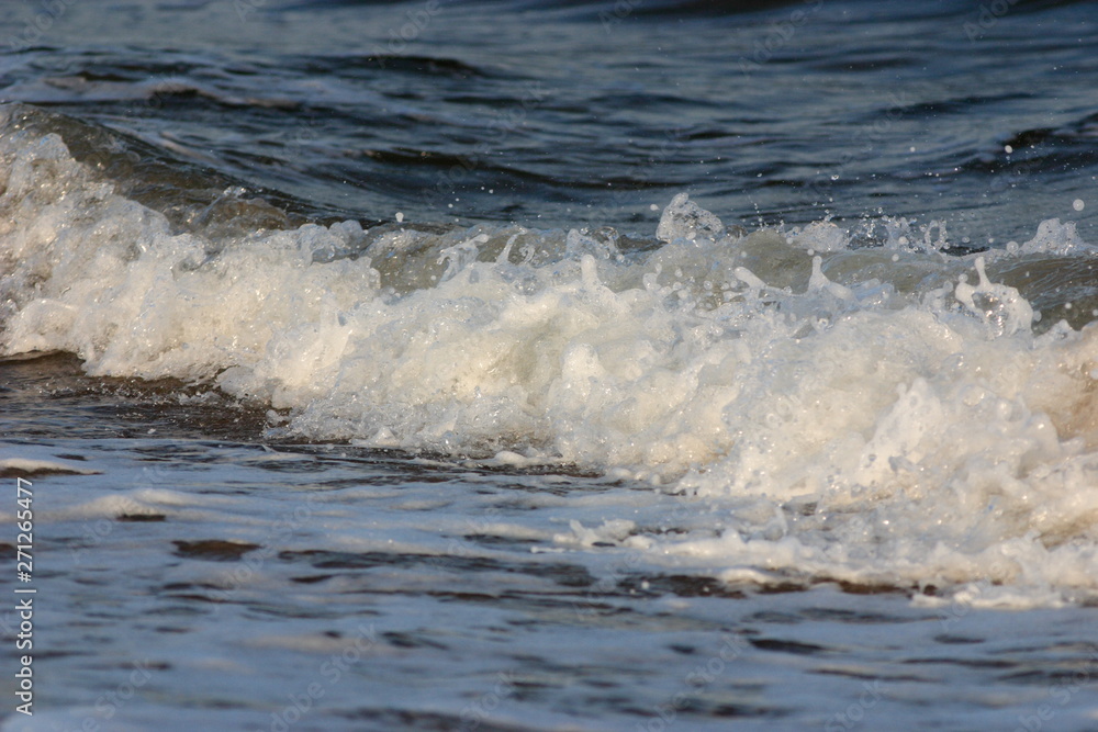 Fototapeta premium 高速シャッターで撮った海の波の形