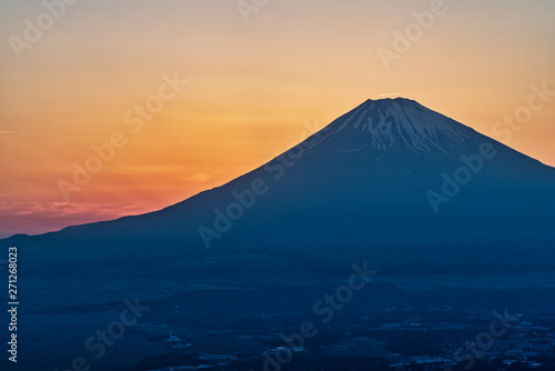 富士見ヶ丘公園から見る夕焼けの富士山 © Yasuhiro Iizuka