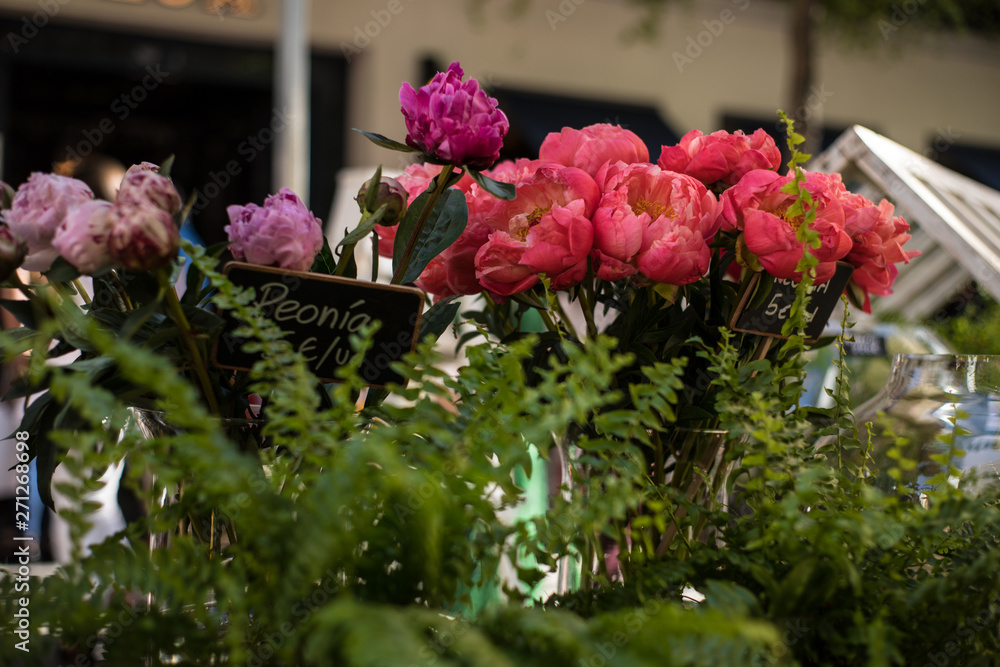 Ramos de flores en los puestos del mercado de Madrid
