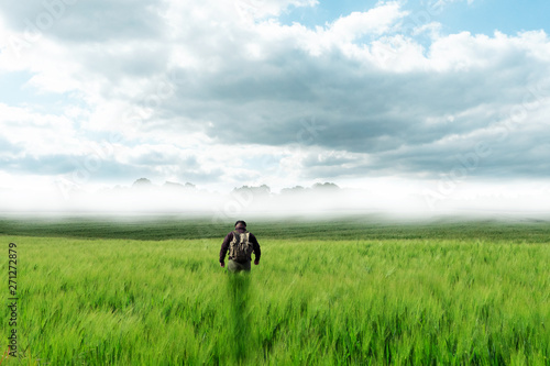 Mann wandert in der Landschaft © duranpix