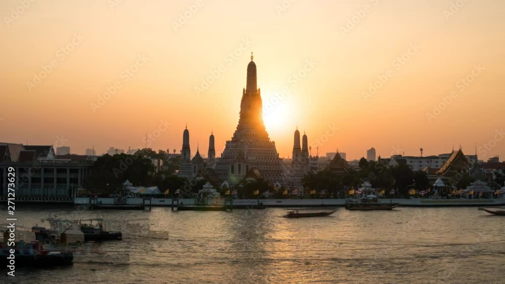 Sunset The iconic Temple of Dawn Time-lapse day to night, Wat Arun, along the Chao Phraya river with a colorful sky in Bangkok, Thailand, Lockdown. Sunset The iconic Temple of Dawn Time-lapse day to night, Wat Arun, along the Chao Phraya river with a colorful sky in Bangkok, Thailand, Lockdown.