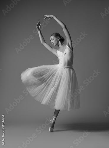 Dekoracja na wymiar  ballerina-dancing-in-white-dress-black-and-white-photo
