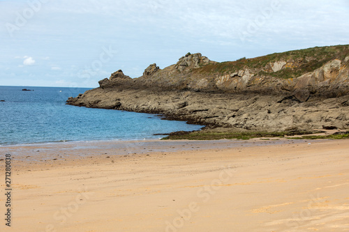 Fototapeta Naklejka Na Ścianę i Meble -  Beautiful sandy beach on the Emerald coast between Saint Malo and Cancale. Brittany, France