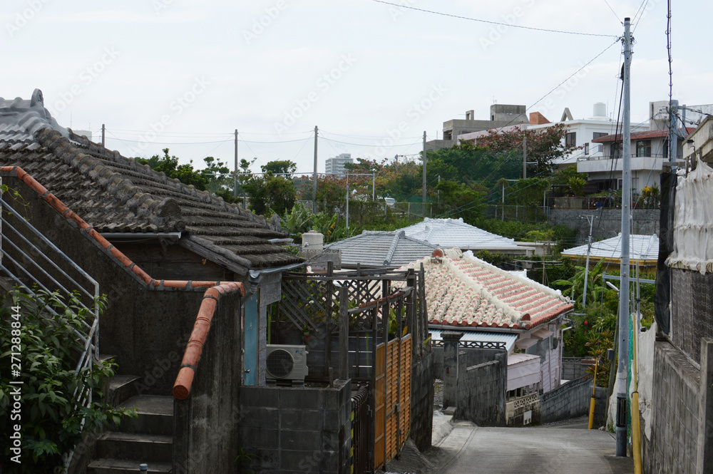 沖縄の古民家が見える路地裏 沖縄の古民家が見える路地裏