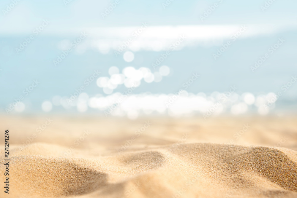 Summer tropical sand beach and bokeh sun light on sea background, copy space. - obrazy, fototapety, plakaty 
