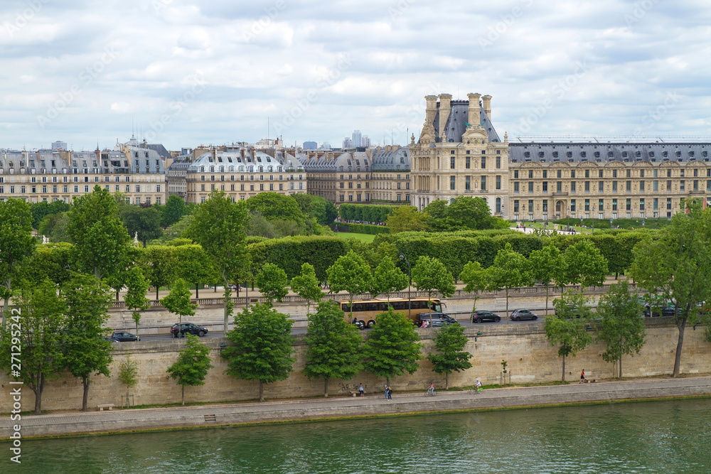 Blick auf den Jardin des Tuileries mit dem Musée du Louvre, Paris