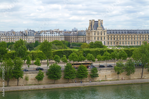 Blick auf den Jardin des Tuileries mit dem Musée du Louvre, Paris © E. Schittenhelm