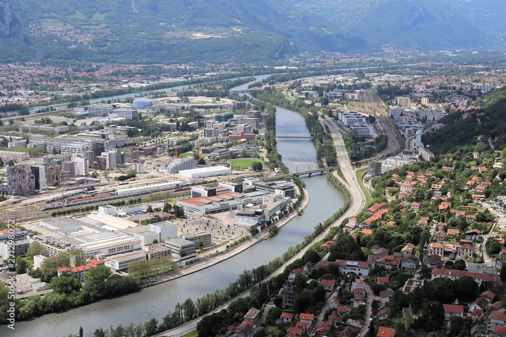 Fototapeta premium La ville de Grenoble, vue de haut depuis le fort de la Bastille, vue des toîts, Département de l'Isère, France