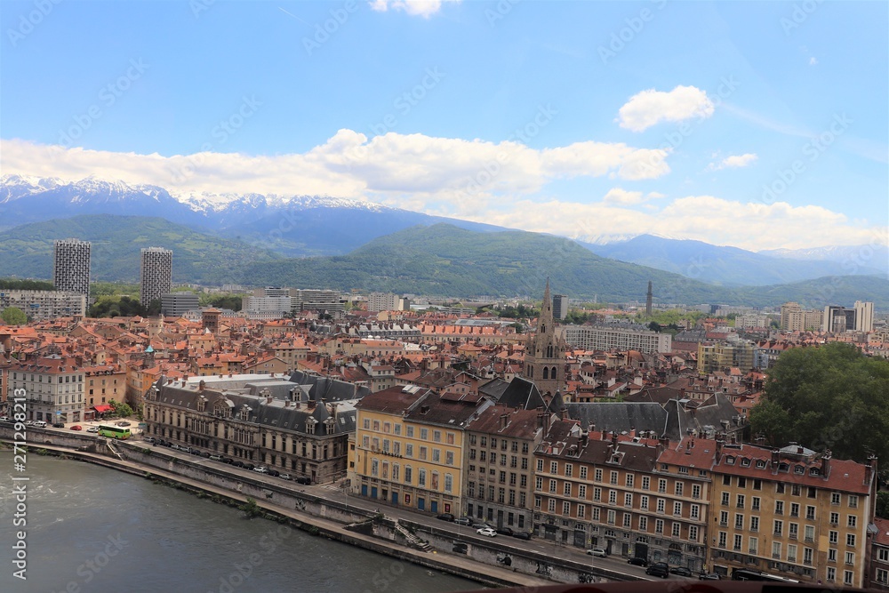 La ville de Grenoble, vue de haut depuis le fort de la Bastille, vue des toîts, Département de l'Isère, France