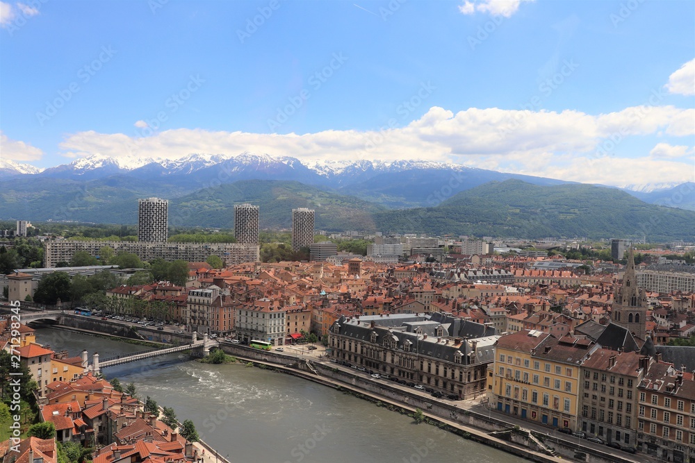 La ville de Grenoble, vue de haut depuis le fort de la Bastille, vue des toîts, Département de l'Isère, France