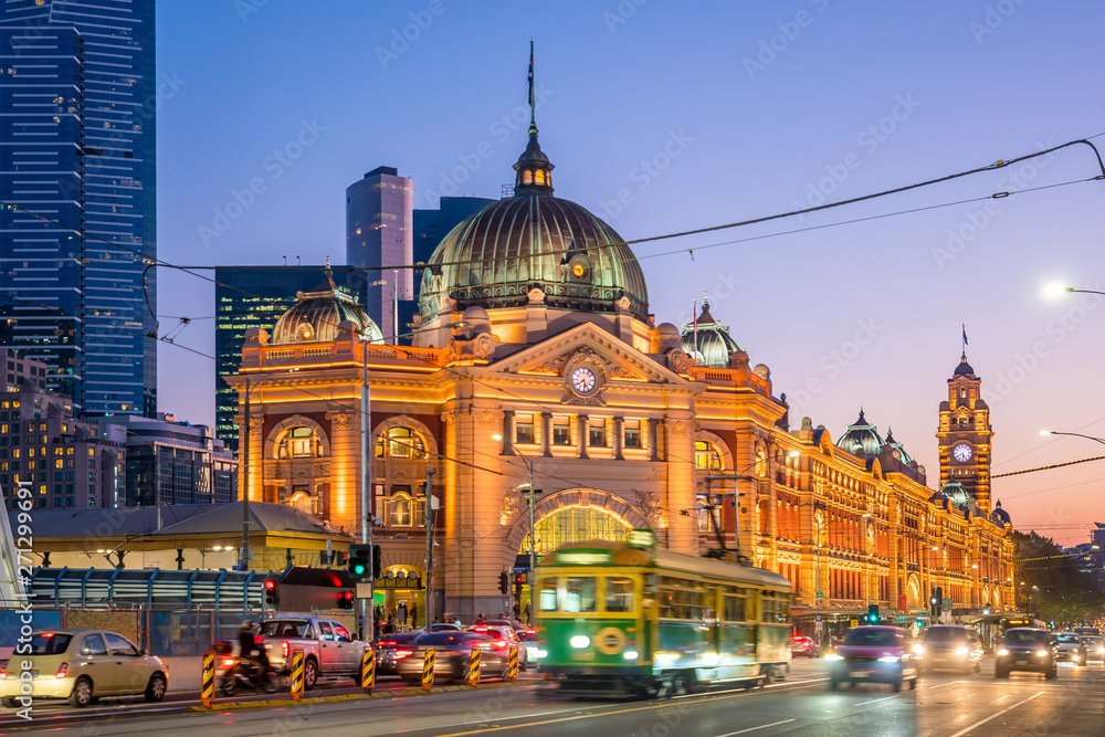 Naklejka premium Dworzec kolejowy Melbourne Flinders Street w Australii