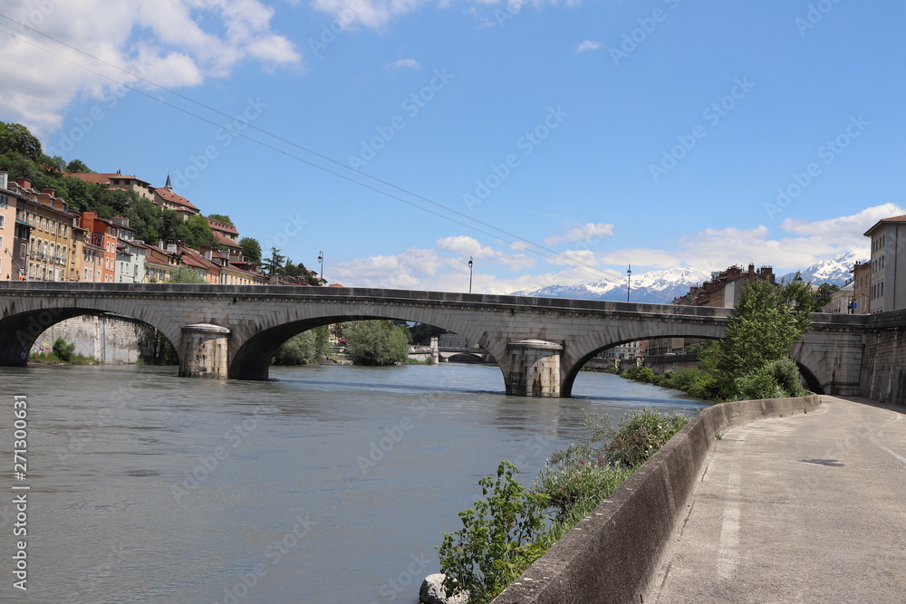 Fototapeta premium Les quais de la rivière Isère dans la ville de Grenoble, Département de l'Isère, France