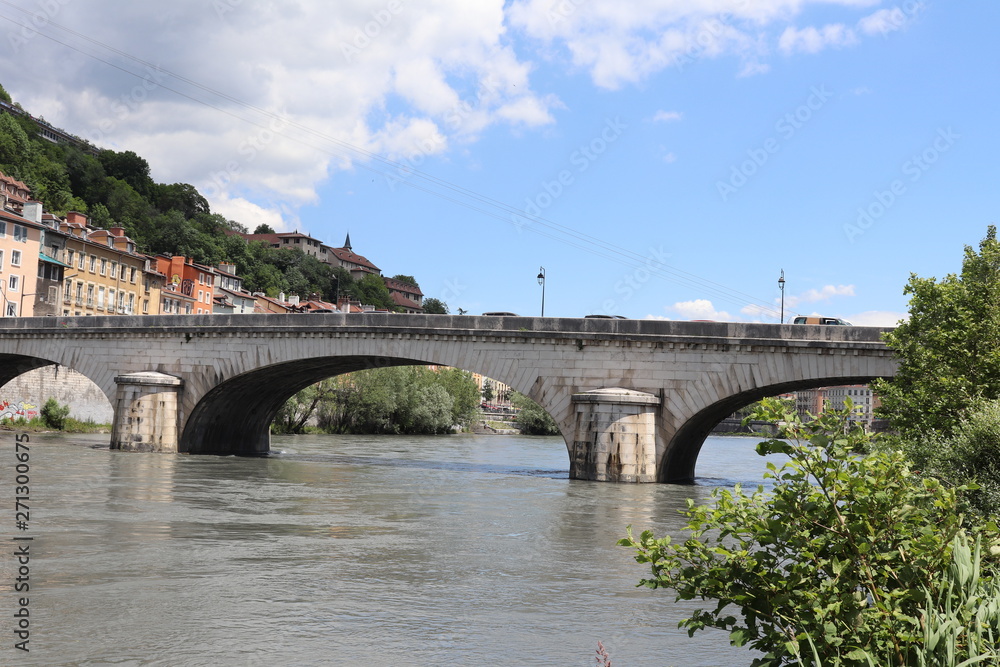 Les quais de la rivière Isère dans la ville de Grenoble, Département de l'Isère, France Les quais de la rivière Isère dans la ville de Grenoble, Département de l'Isère, France
