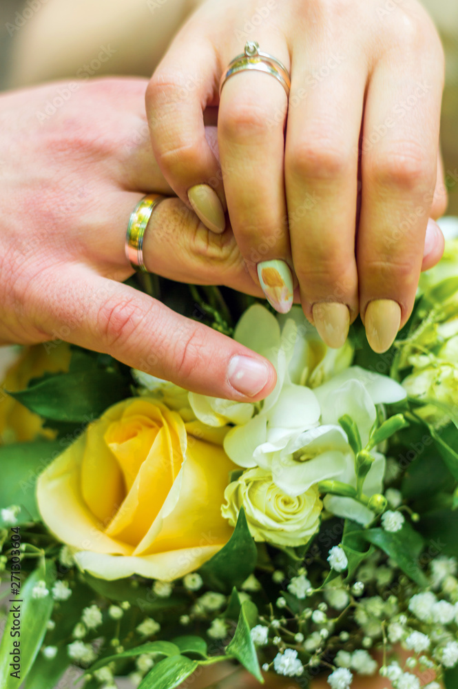 Fototapeta premium Just married young couple with bouquet of flowers