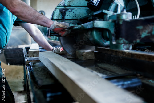 Process of machining logs in sawmill machine