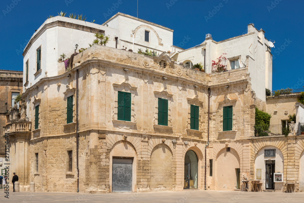 Fachada de edificios históricos de la Plaza del Duomo en Lecce, Puglia	