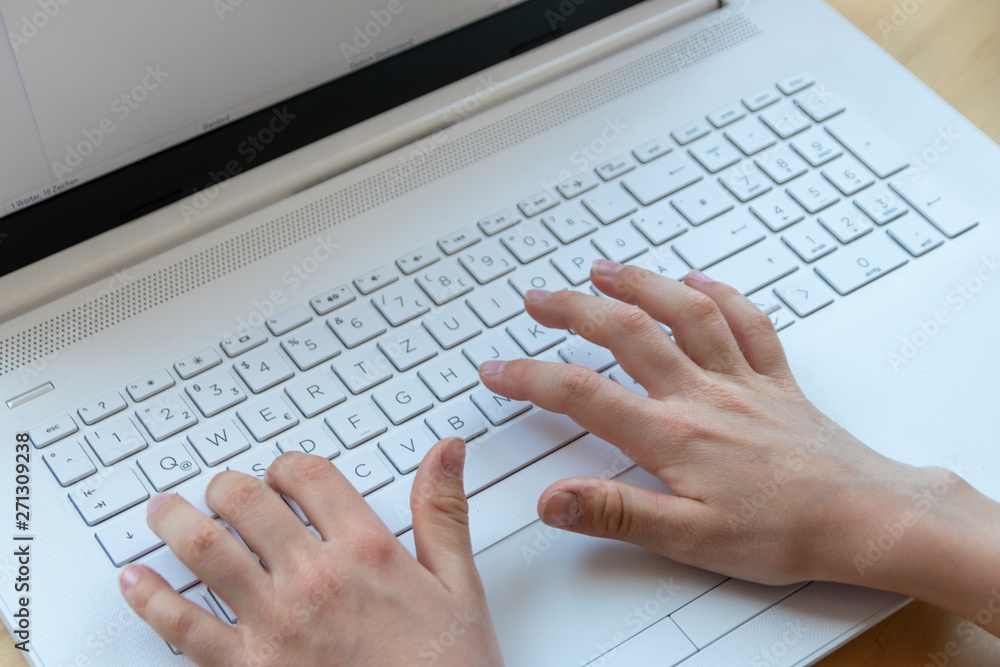 Kind lernt am Notebook das Tippen und Programmieren, um für die digitale Zukunft gut ausgebildet zu sein Kind lernt am Notebook das Tippen und Programmieren, um für die digitale Zukunft gut ausgebildet zu sein