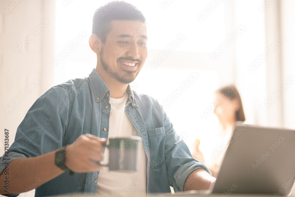 Obraz premium Having tea by laptop