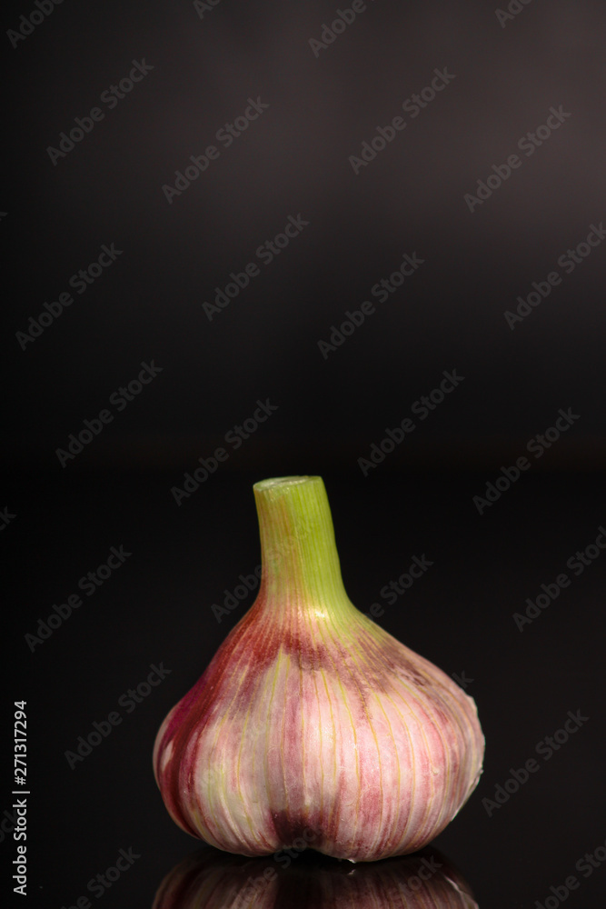 Fototapeta premium garlic (aromatic harvest) on a dark background. food. top