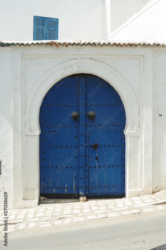Naklejka premium tradition mediterranean blue wooden door