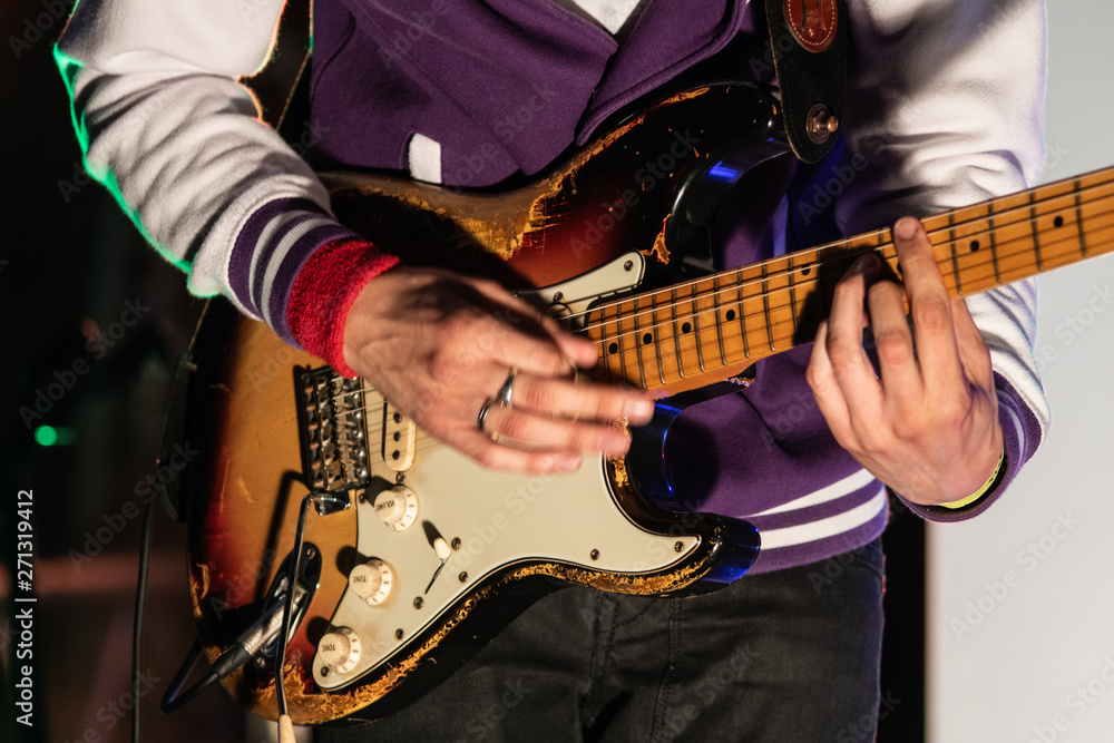 Obraz premium guitariste jouant de la basse