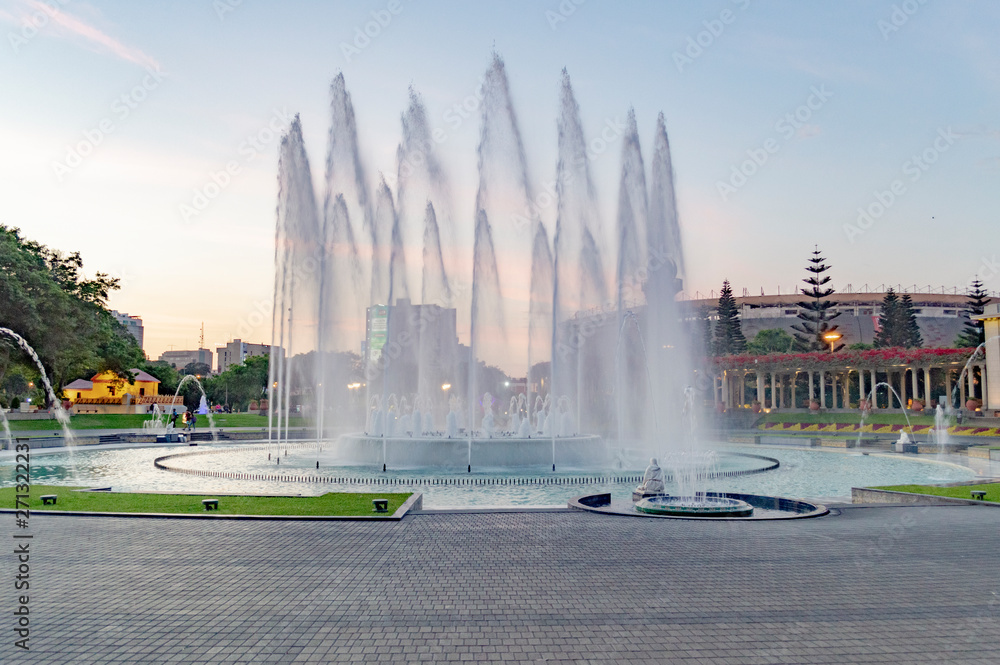 Fototapeta premium Big central fountain 2