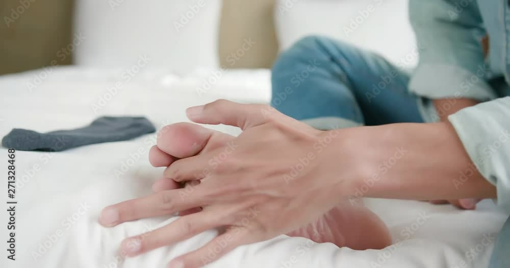 applying cream for athletes foot applying cream for athletes foot