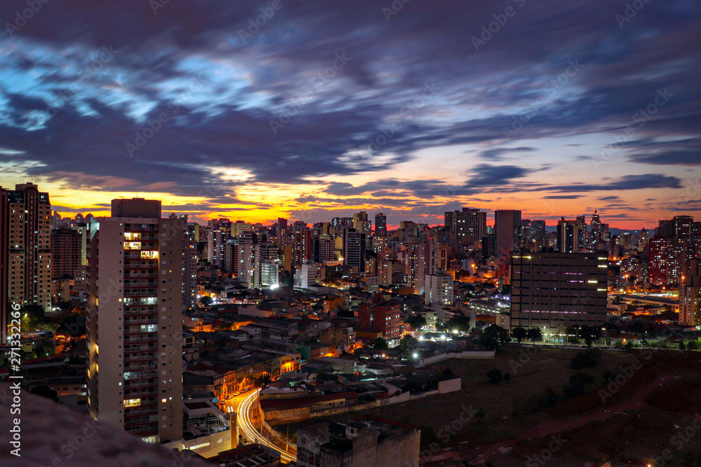 Obraz premium city at night sunset