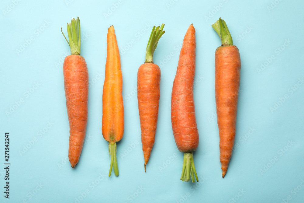 Flat lay composition with fresh carrots on color background - obrazy, fototapety, plakaty 
