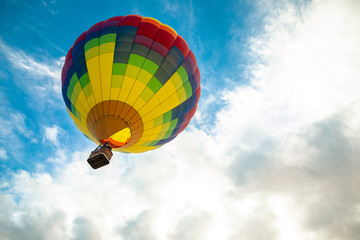 Acrylglasbilder Ballon Heißluftballon bei Sonnenaufgang am Horizont  © Holly