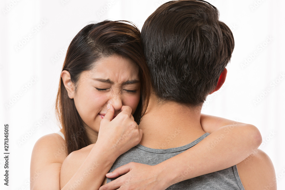 男性の体臭に鼻をつまむ女性 男性の体臭に鼻をつまむ女性