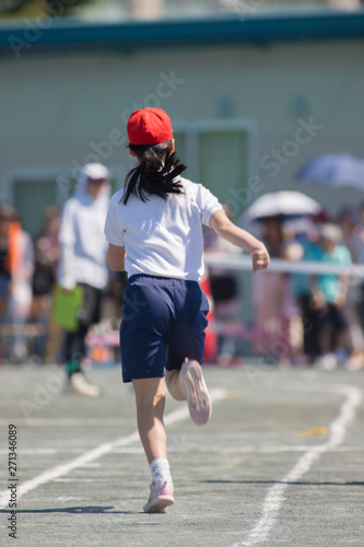 運動会の小学生達の姿