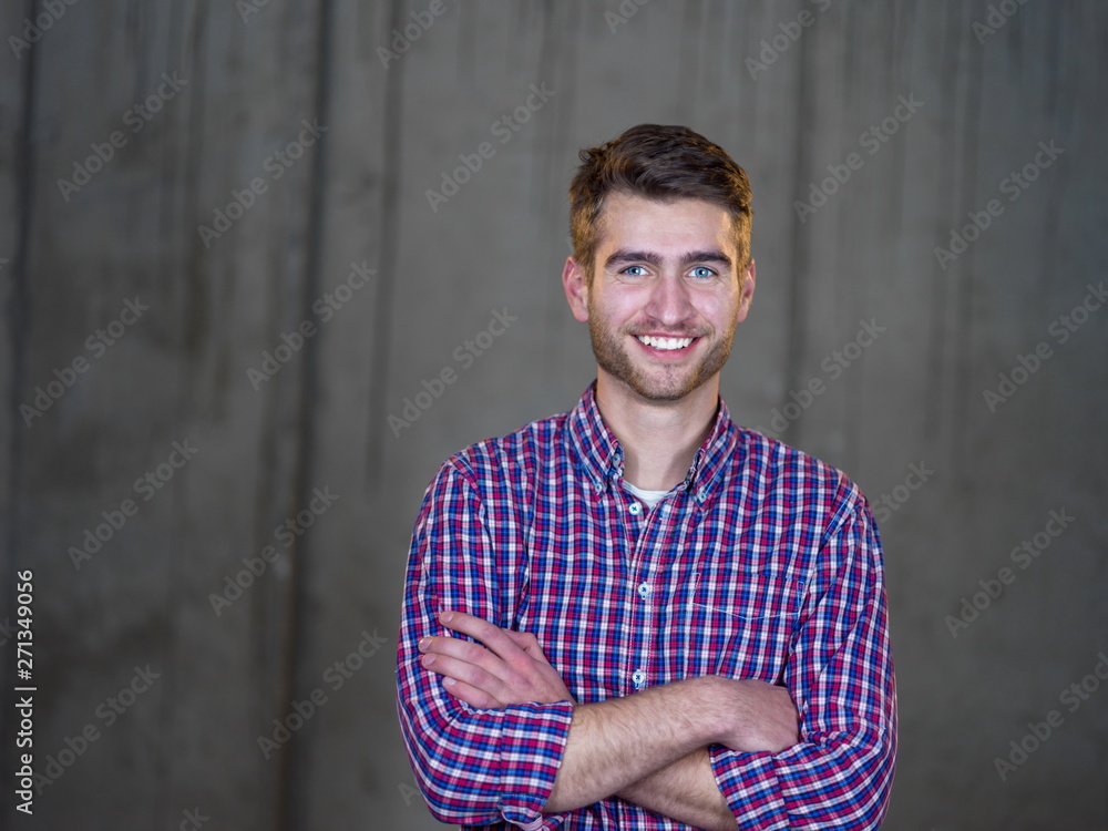 Obraz premium portrait of casual businessman in front of a concrete wall
