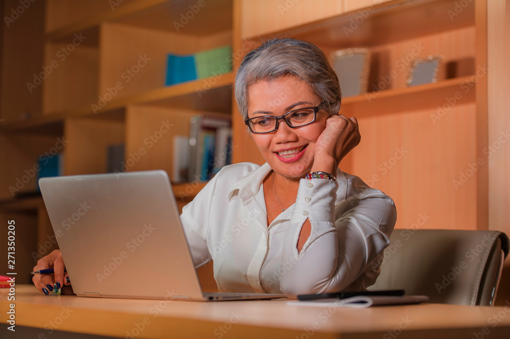 Φωτογραφία corporate job lifestyle portrait of happy and successful attractive middle aged