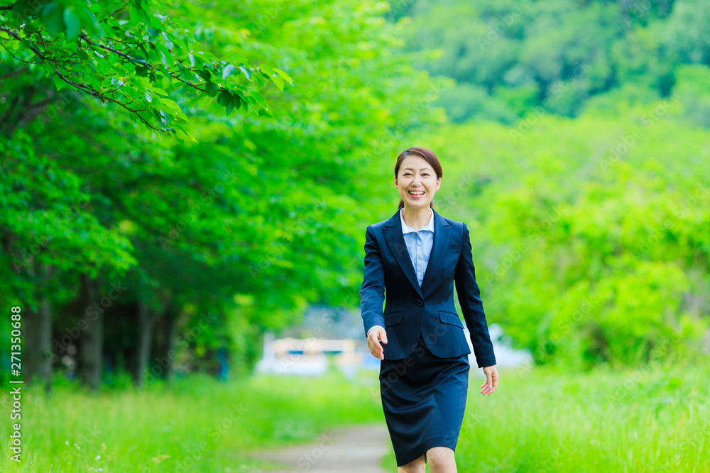 ビジネス女性・新緑 ビジネス女性・新緑