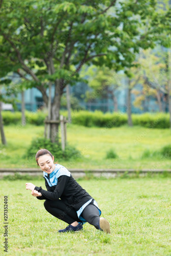 準備運動する女性 準備運動する女性