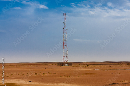 фотографія A mobile tower in the desert near the paved road in Saudi Arabia