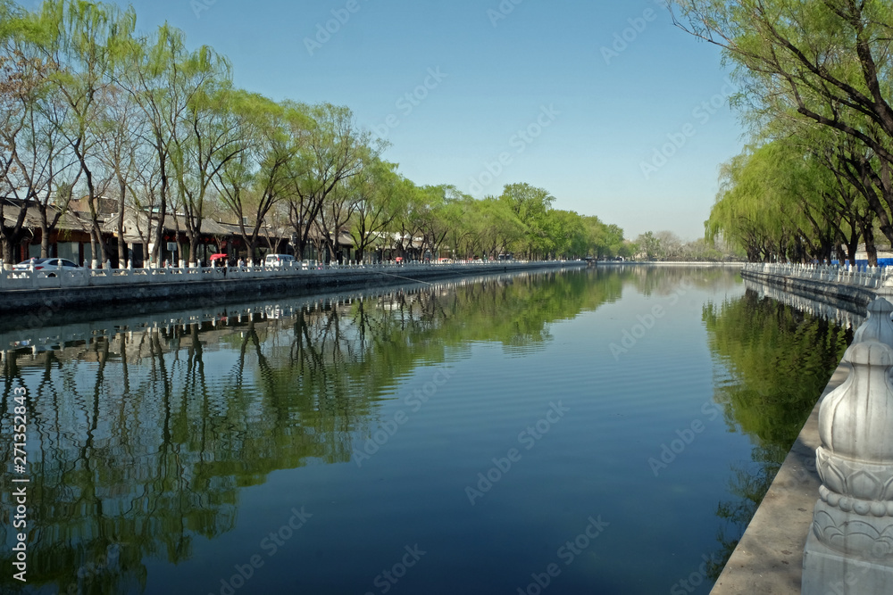 Obraz premium Wonderful shore reflection at Houhai Park in Beijing,China. 