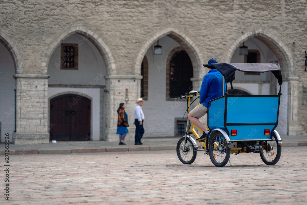 Φωτογραφία Tricycle taxi for tourists on city center street