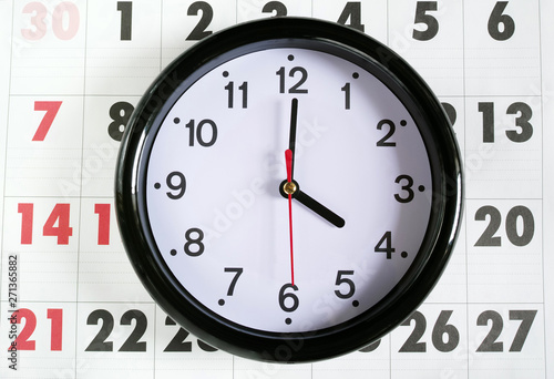 カレンダーと4時の時計