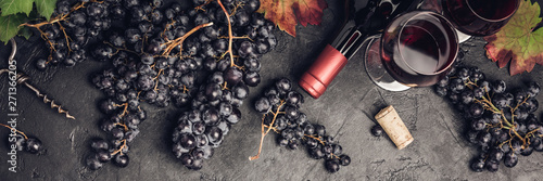 Bild auf Leinwand Wine composition on dark rustic background, flat lay
