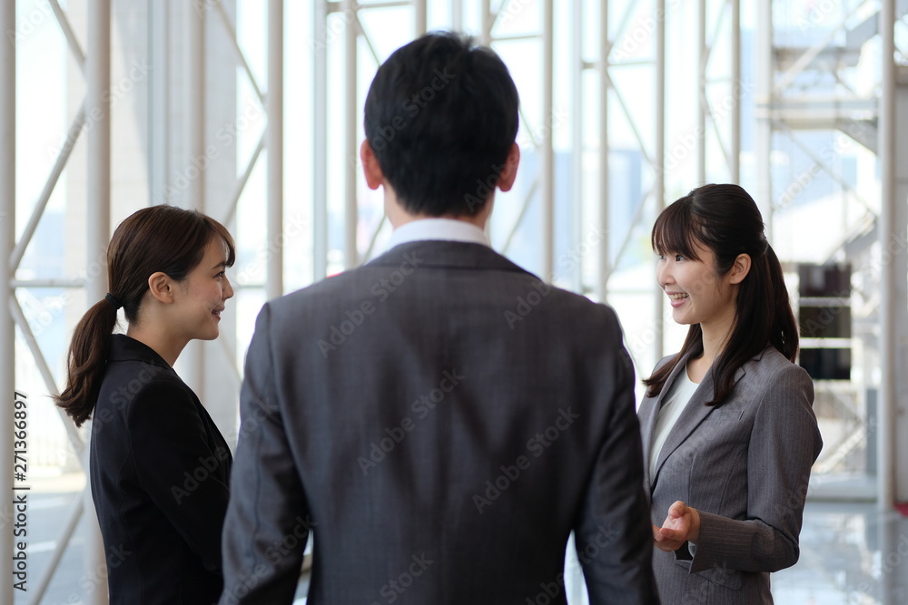 ポートレート　ビジネスマン　屋内　話し合い