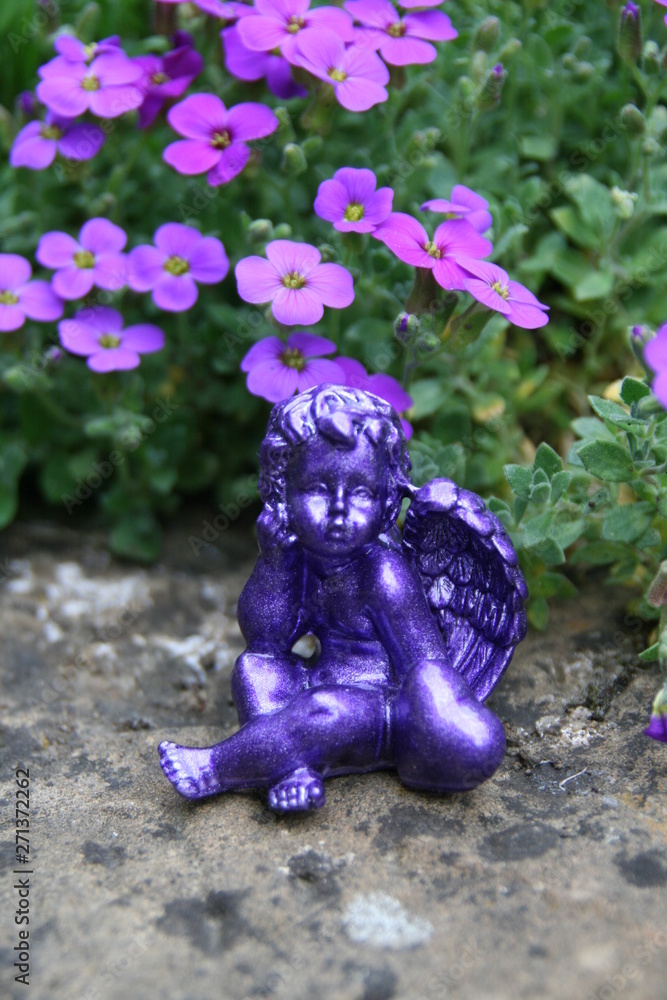 Fototapeta premium Lila Engel im Garten