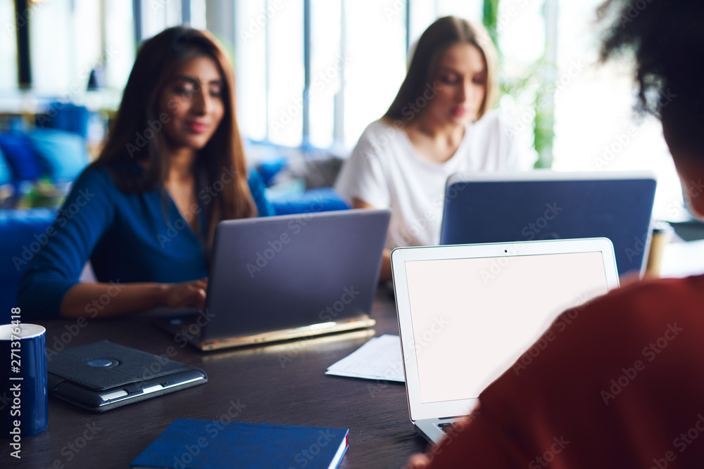 © gpointstudio - Blurred view of coworkers working at office desk © gpointstudio - Blurred view of coworkers working at office desk