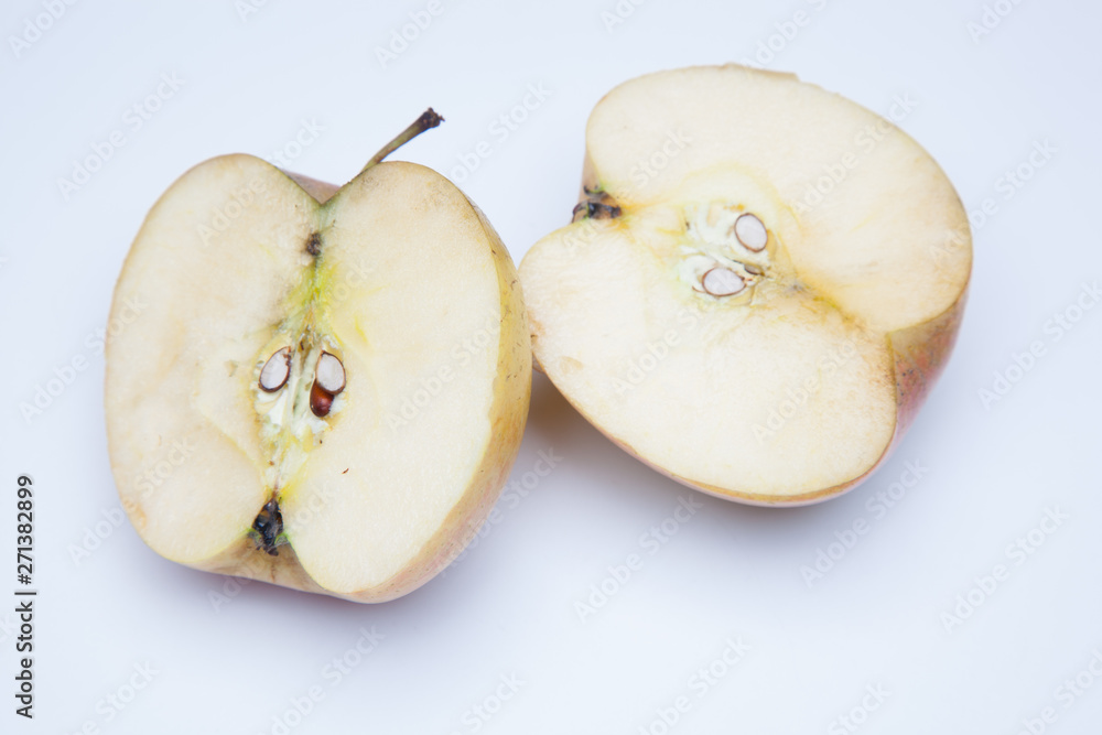 Manzana partida por la mitad sobre fondo blanco Manzana partida por la mitad sobre fondo blanco