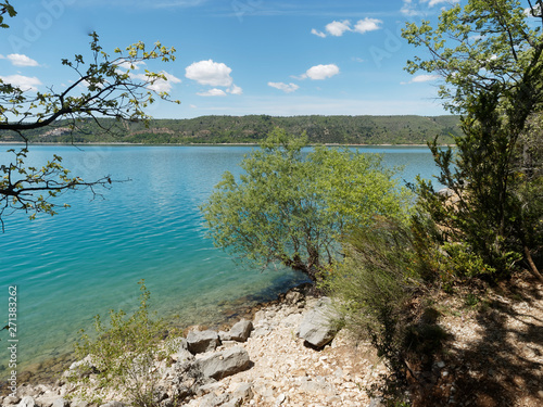 Paysage d'eau bleue turquoise du lac de Sainte-Croix au pied des gorges du Verdon depuis les berges de Bauduen. Alpes-de-Haute-Provence © Marc
